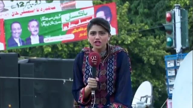 92 news channel anchor Irza khan falls from crane new video